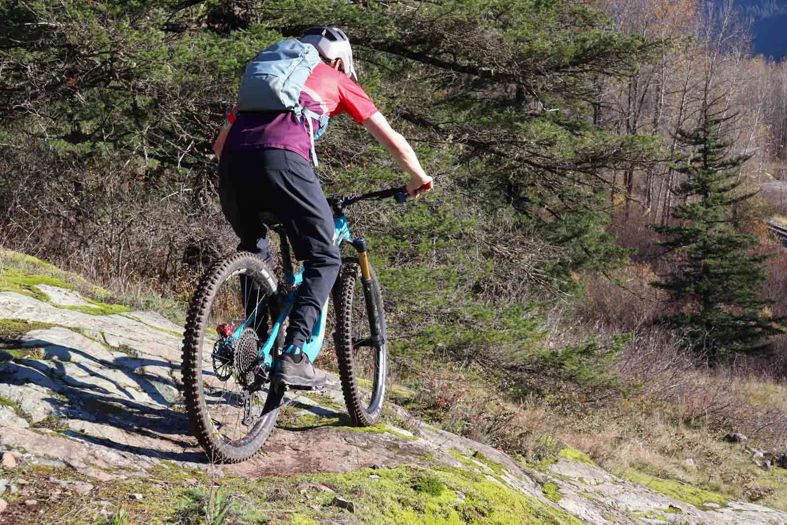 La mochila de hidratación Thule AllTrail de 10 litros tiene un excelente imán para manguera y una tela duradera y resistente a la intemperie.