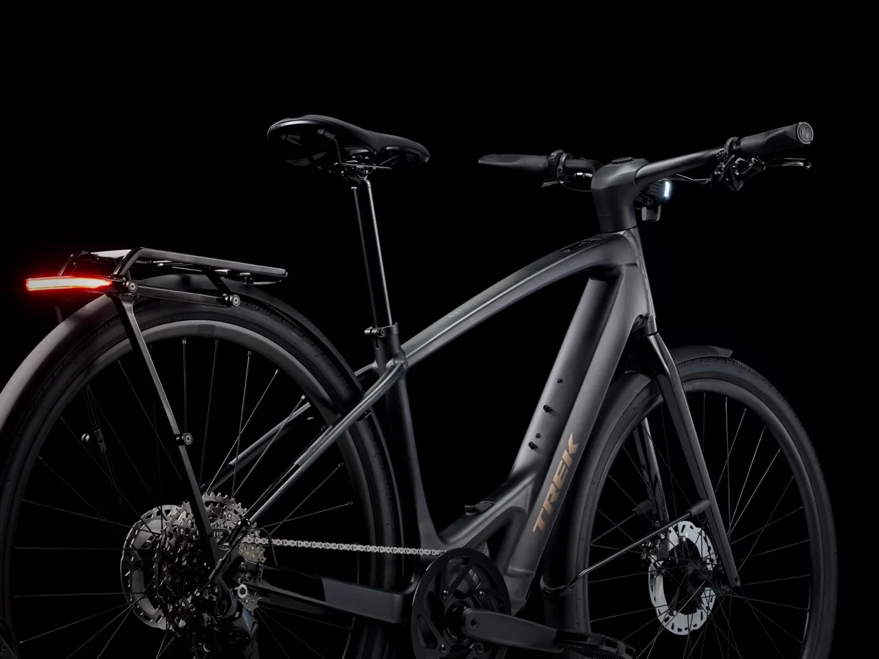 Conozca la nueva Trek FX+7, una bicicleta eléctrica urbana liviana que ofrece carga inalámbrica para teléfonos inteligentes