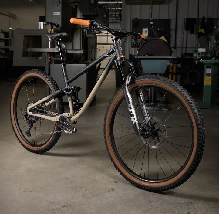 Trek se burla de la bicicleta de acero con suspensión total, pero la producción puede ser una quimera