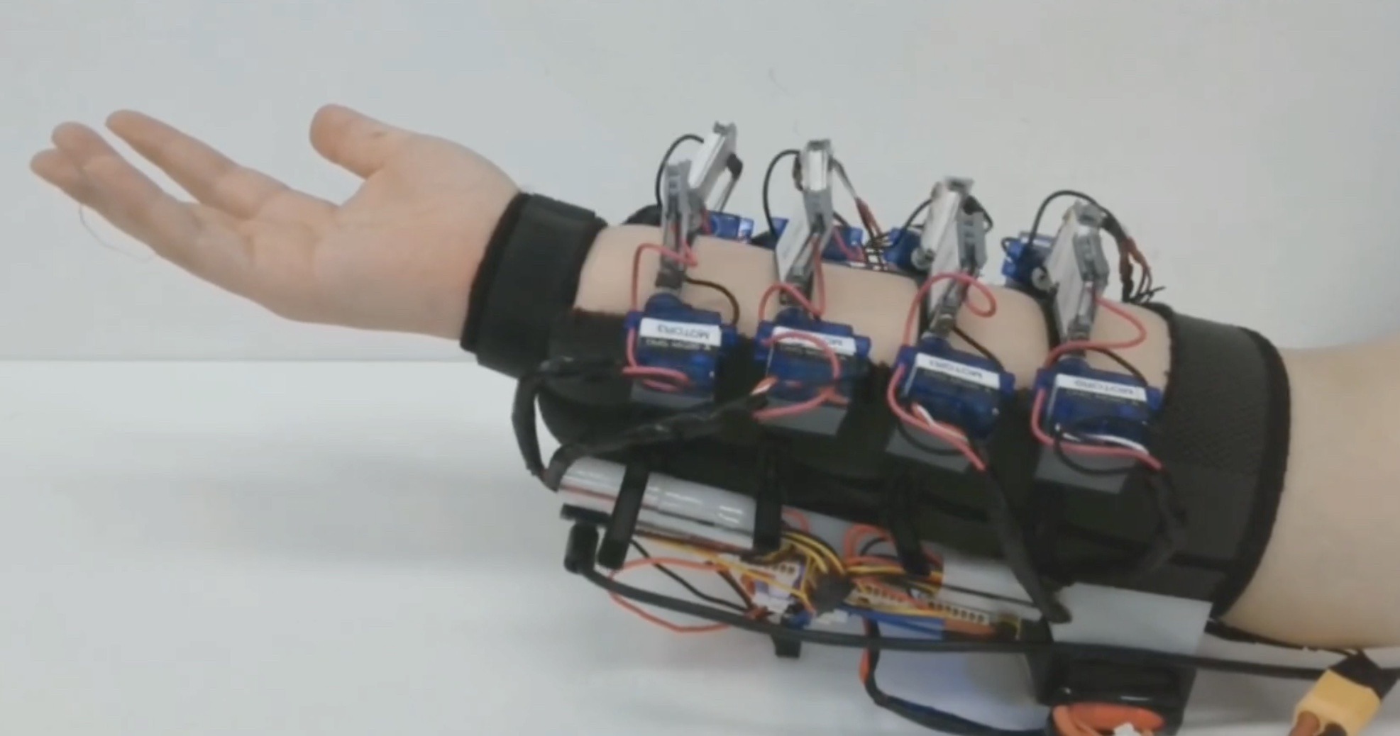 Este concepto portátil Flip-Pelt permite una retroalimentación térmica ultrarrápida en realidad virtual
