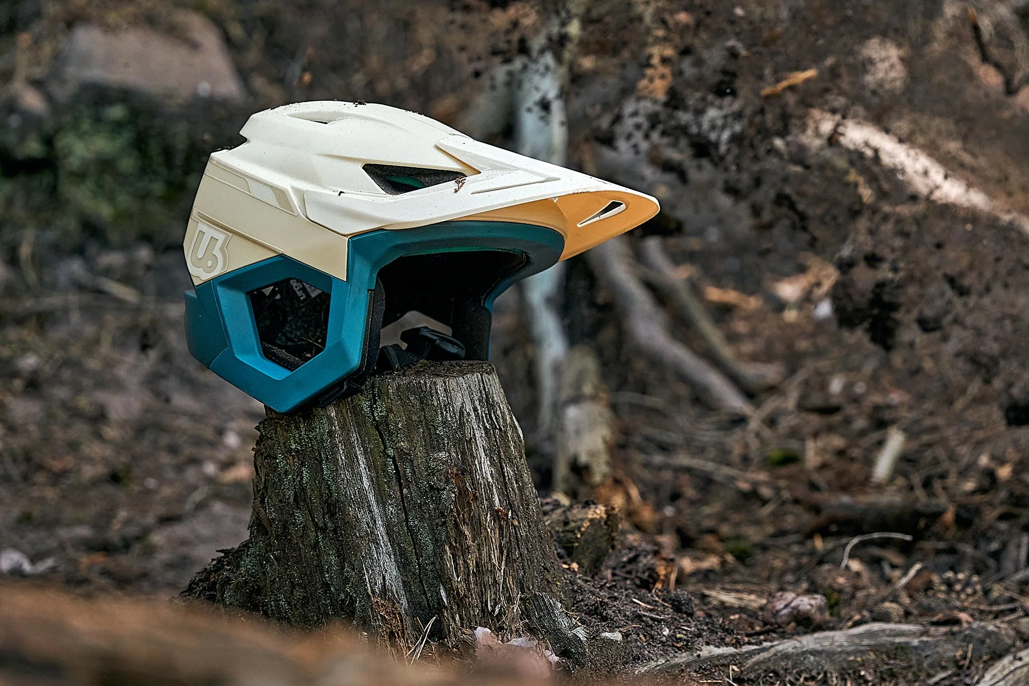 Urge Rascas ilumina el casco MTB ecológico de 3/4 carcasa para ciclistas de enduro y eMTB