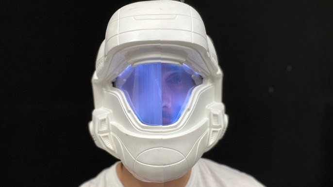 Este casco Halo cuenta con una visera retroiluminada RGB con transparencia ajustable
