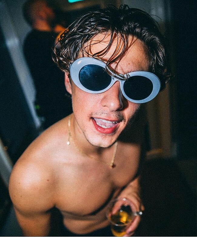 Bradley Simpson culo desnudo y fotos calientes sin camisa