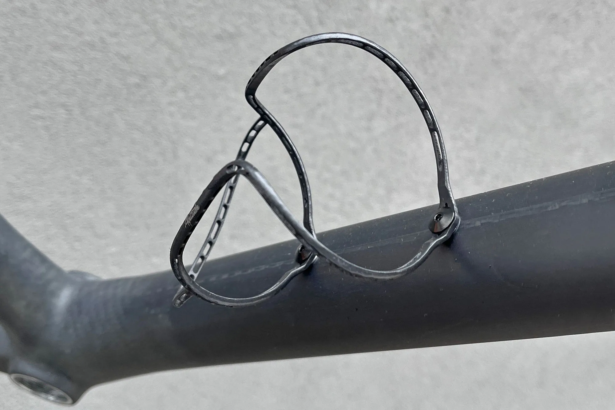 Las jaulas Alpitude Superleggero Ti Ltd de titanio impresas en 3D más ligeras del mundo están de vuelta en negro