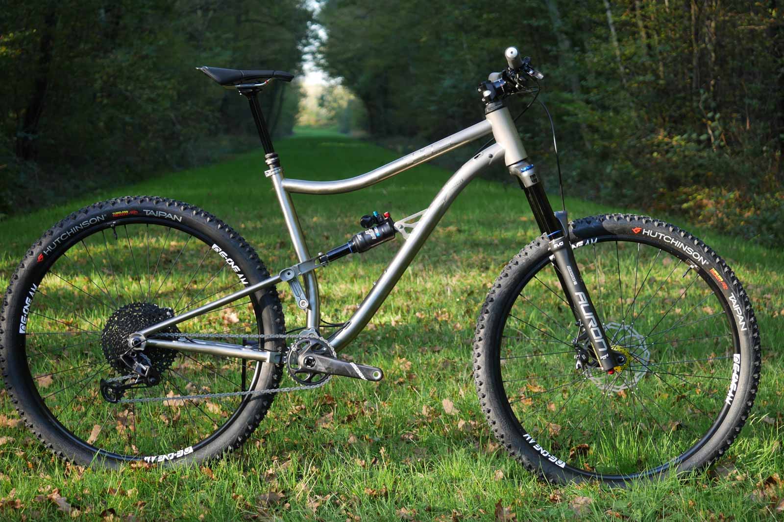 Curve Engineering anuncia el cuadro de MTB de titanio con suspensión total personalizado B142