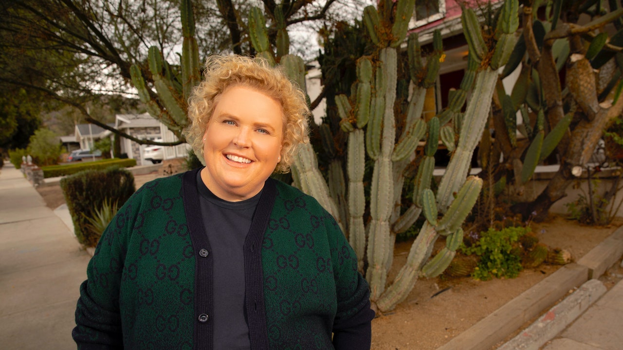 La comediante Fortune Feimster habla de su nuevo especial de Netflix ‘Crushing It’ y de su luna de miel en un país donde ser gay es ilegal