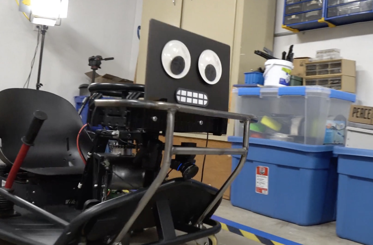 Este kart autónomo sólo necesita una cámara para recorrer un circuito de taller