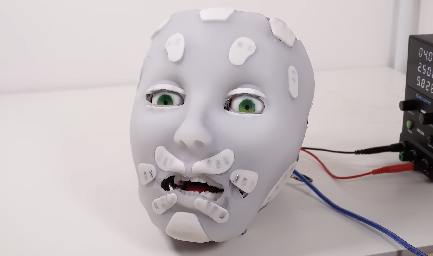 Esta cabeza animatrónica aterradoramente realista presenta una expresiva piel de silicona.