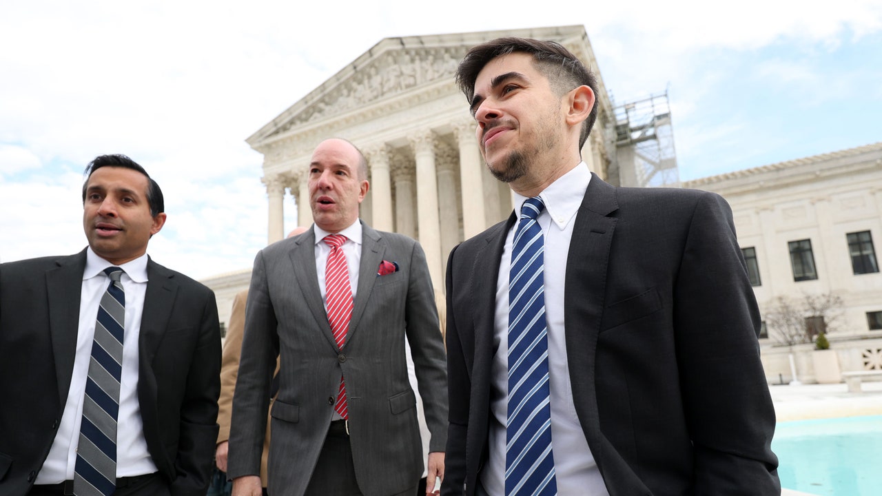 Ocho conclusiones del primer día del histórico caso de derechos trans de SCOTUS