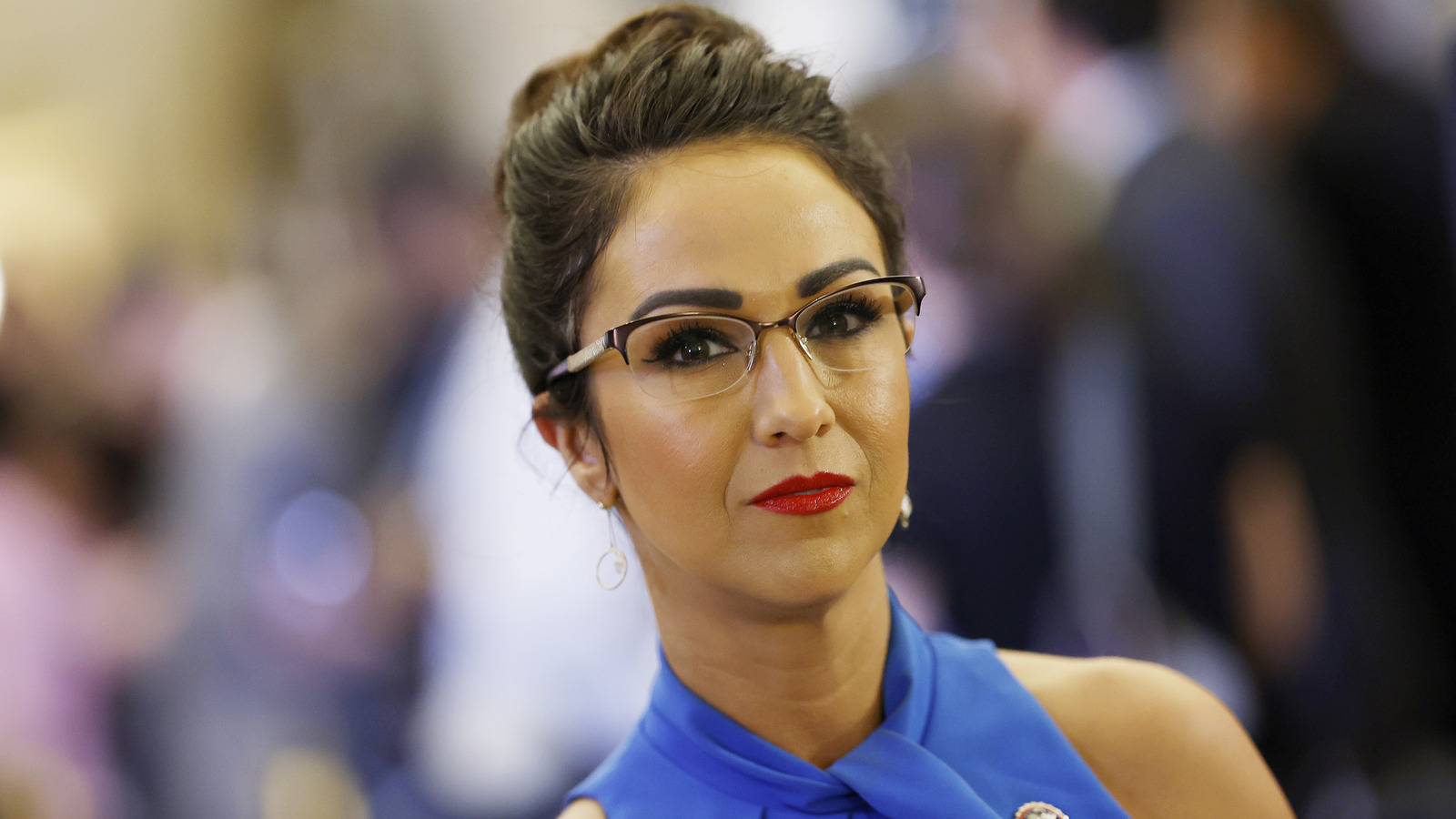 A Lauren Boebert le encanta lucirse con su look de piernas largas