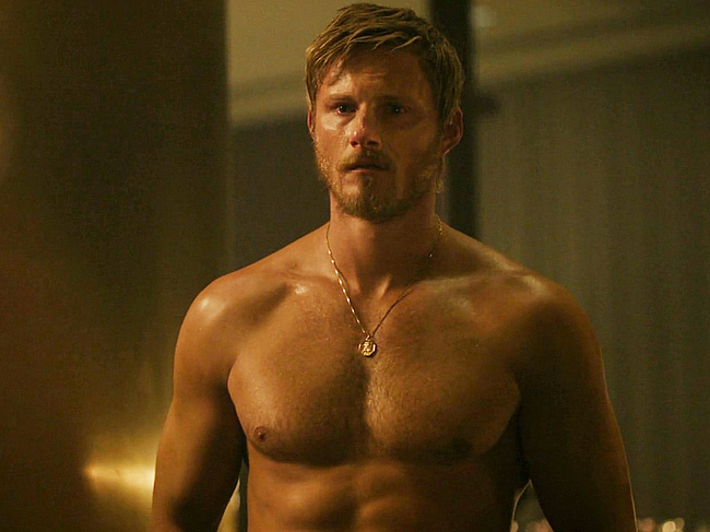 Alexander Ludwig expuso la polla y el culo desnudo en Earth Perides