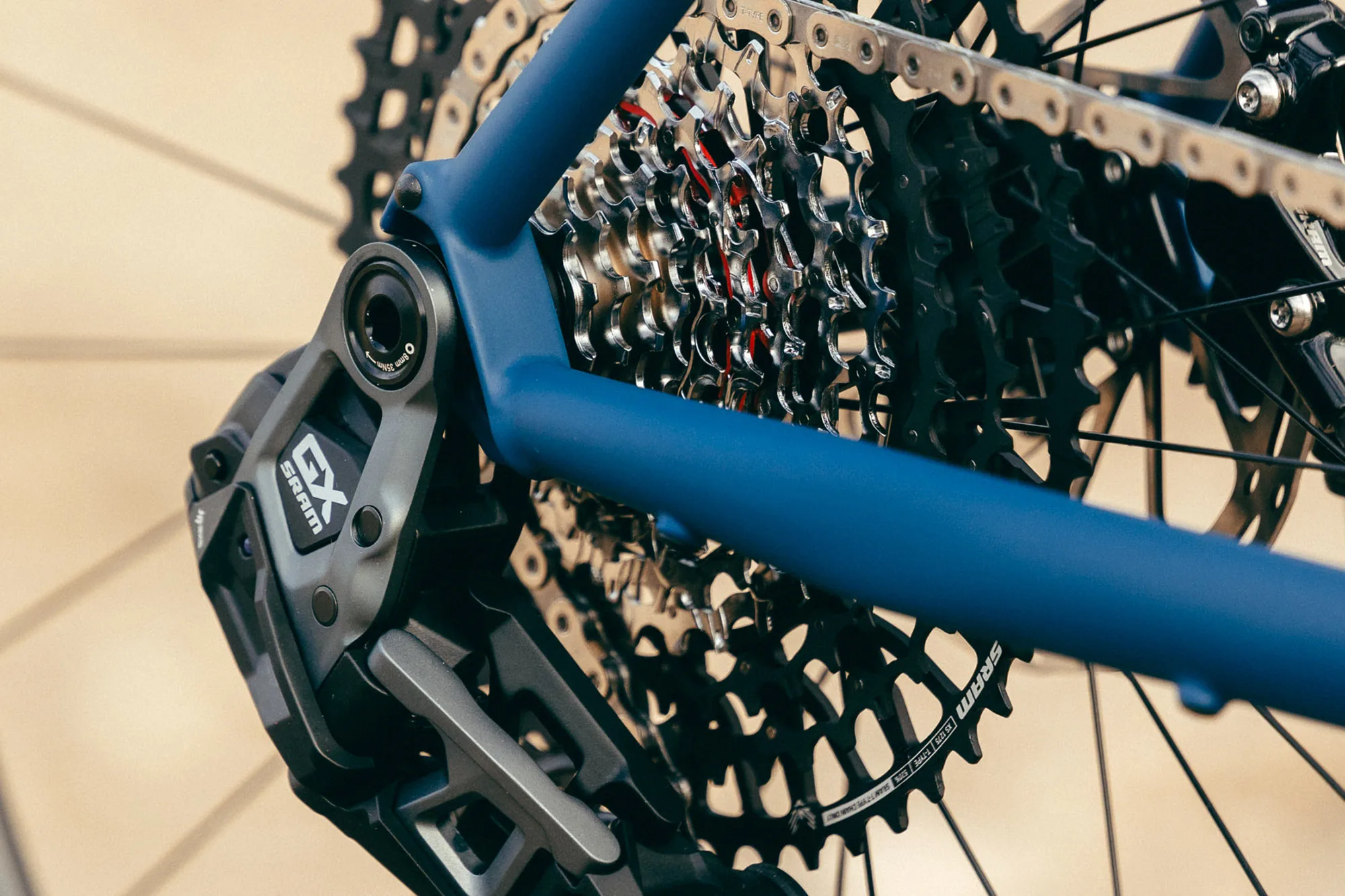 Las bicicletas Sour Steel cambiaron a abandonos casi UDH, lo que ahorra peso y dolores de cabeza