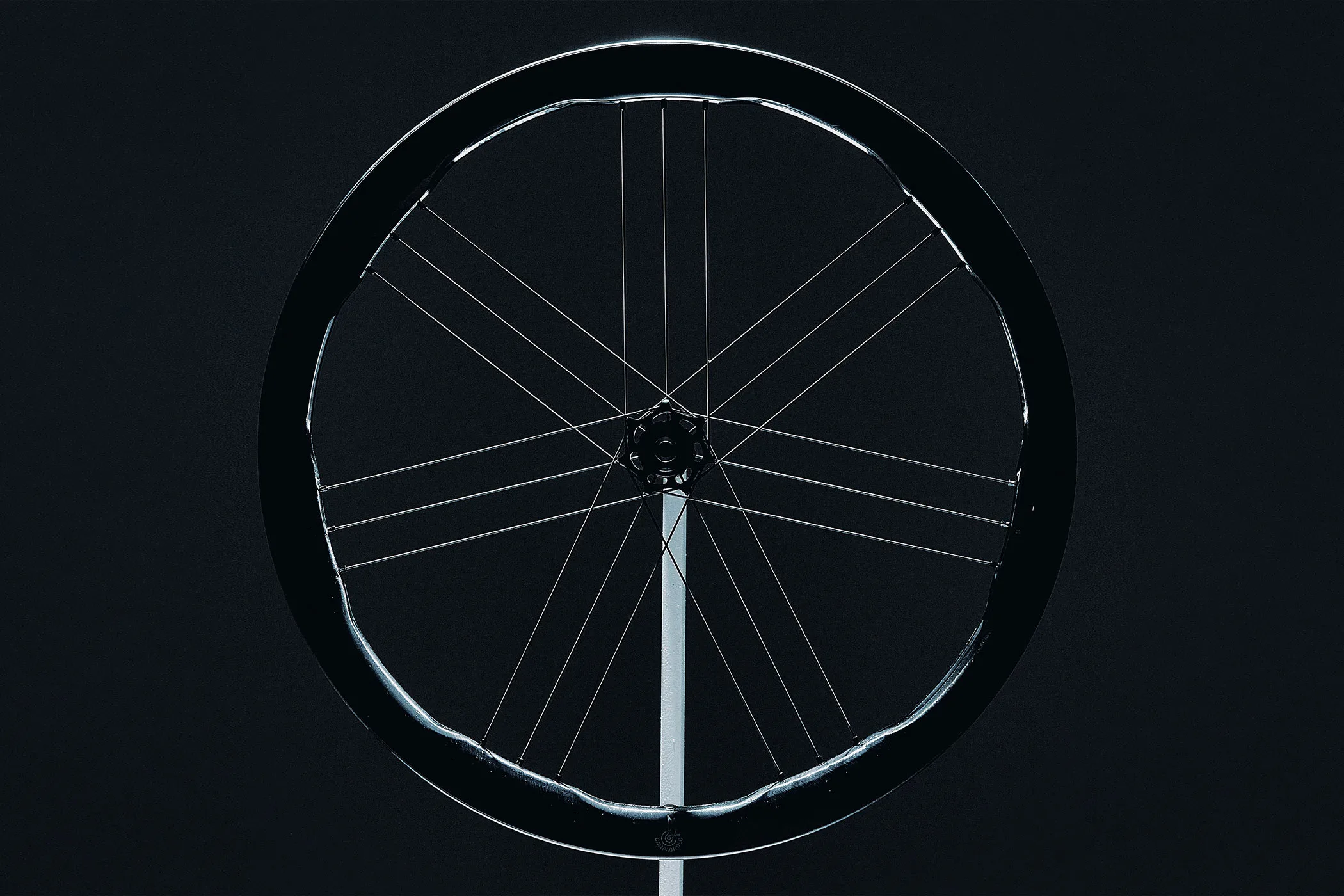 Las ruedas de carbono Campagnolo Shamal se vuelven onduladas para una mejor aerodinámica en todo terreno con viento