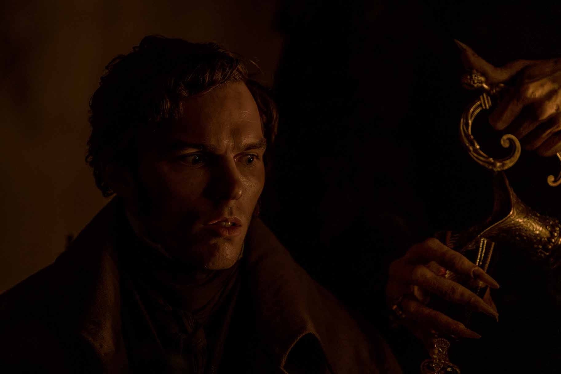 Los verdaderos lobos Nosferatu casi atacaron a Nicholas Hoult