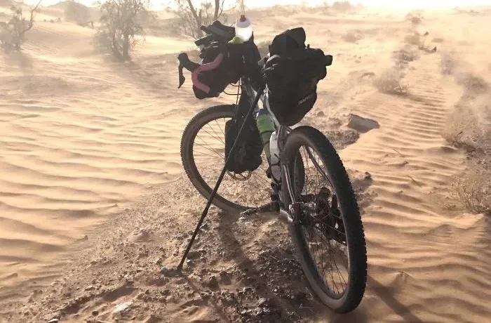 Esta parada de patada de carbono telescópico admitirá una bicicleta de bicicleta completamente cargada