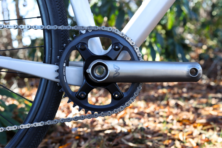 La araña de chaleco de Cane Creek GRX permite 1x o 2x construcciones de shimano con bielas Ti