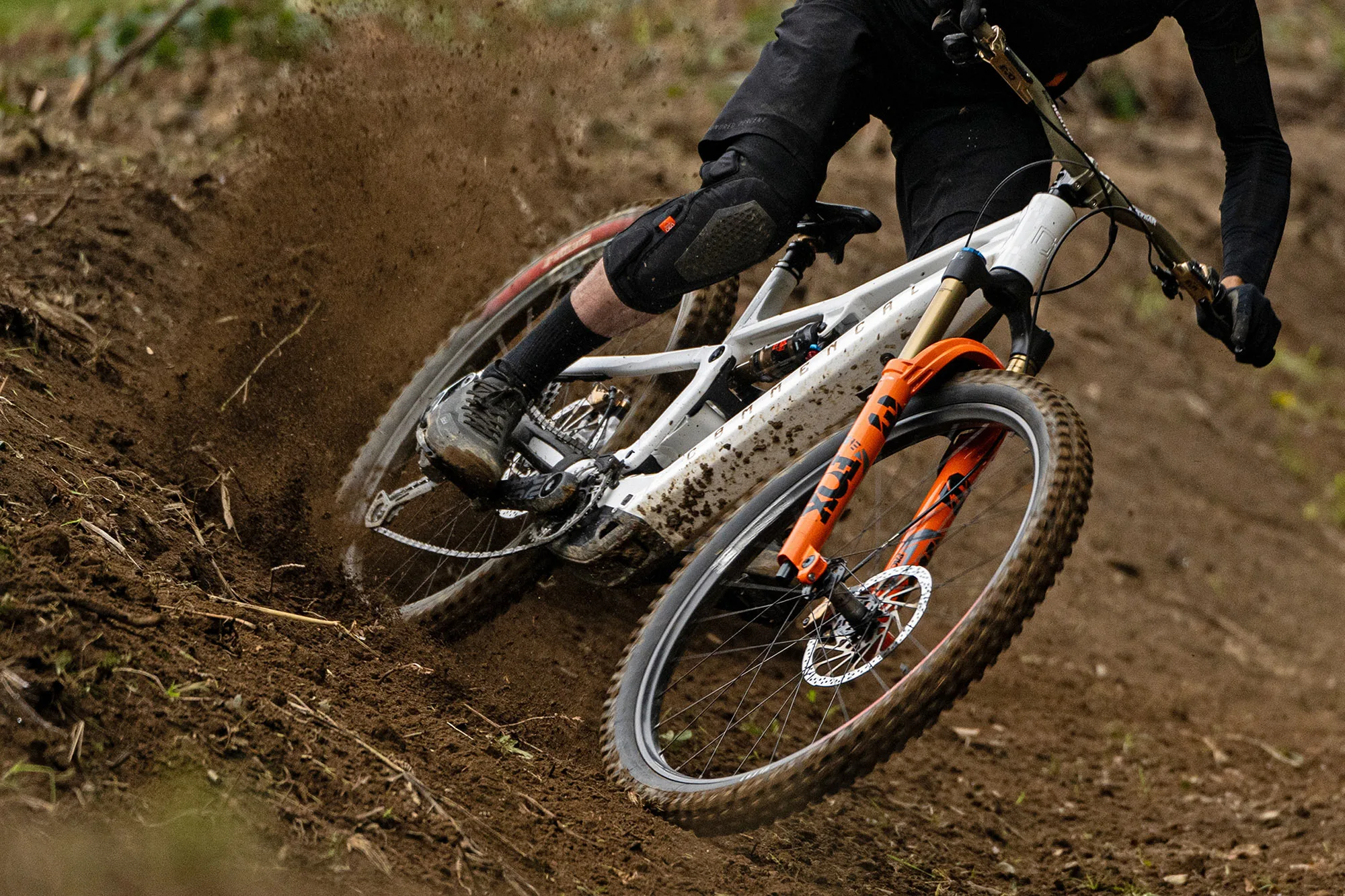 Commencal Tempo Power eMTB lleva la asistencia para bicicletas eléctricas a la popular plataforma de bicicletas de montaña de aleación