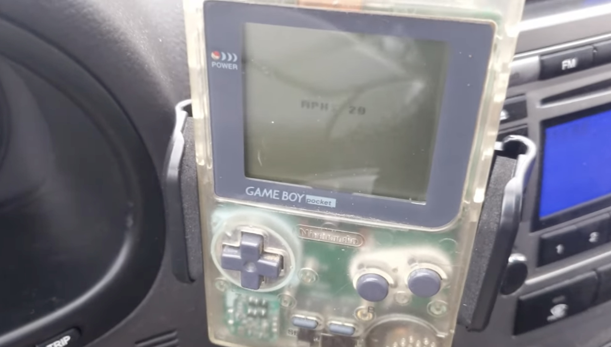 Una Game Boy es la peor y mejor opción para el salpicadero de un coche