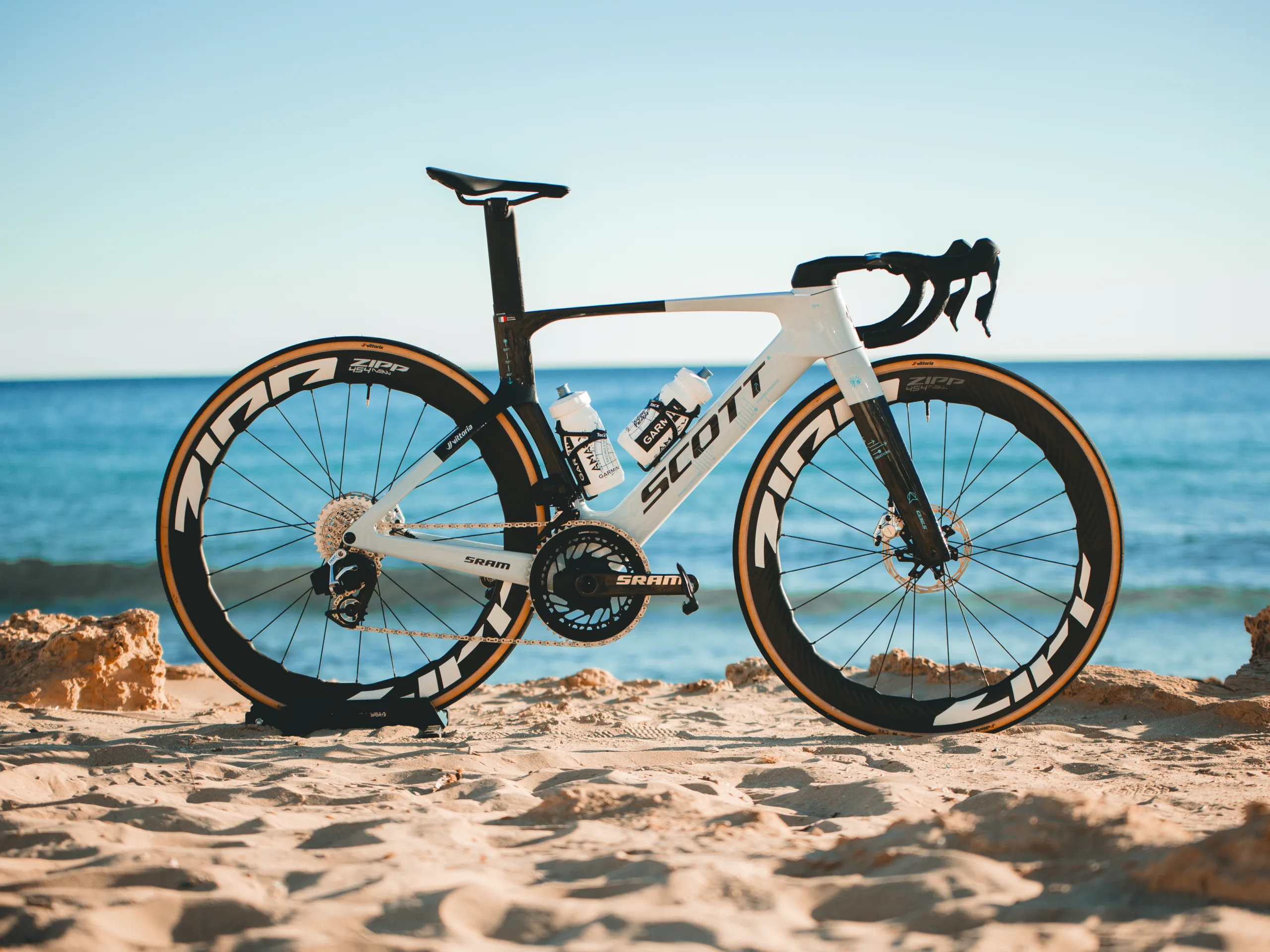 ¡El equipo ciclista profesional Q36.5 agrega el nuevo SCOTT Addict RC + Tom Pidcock!