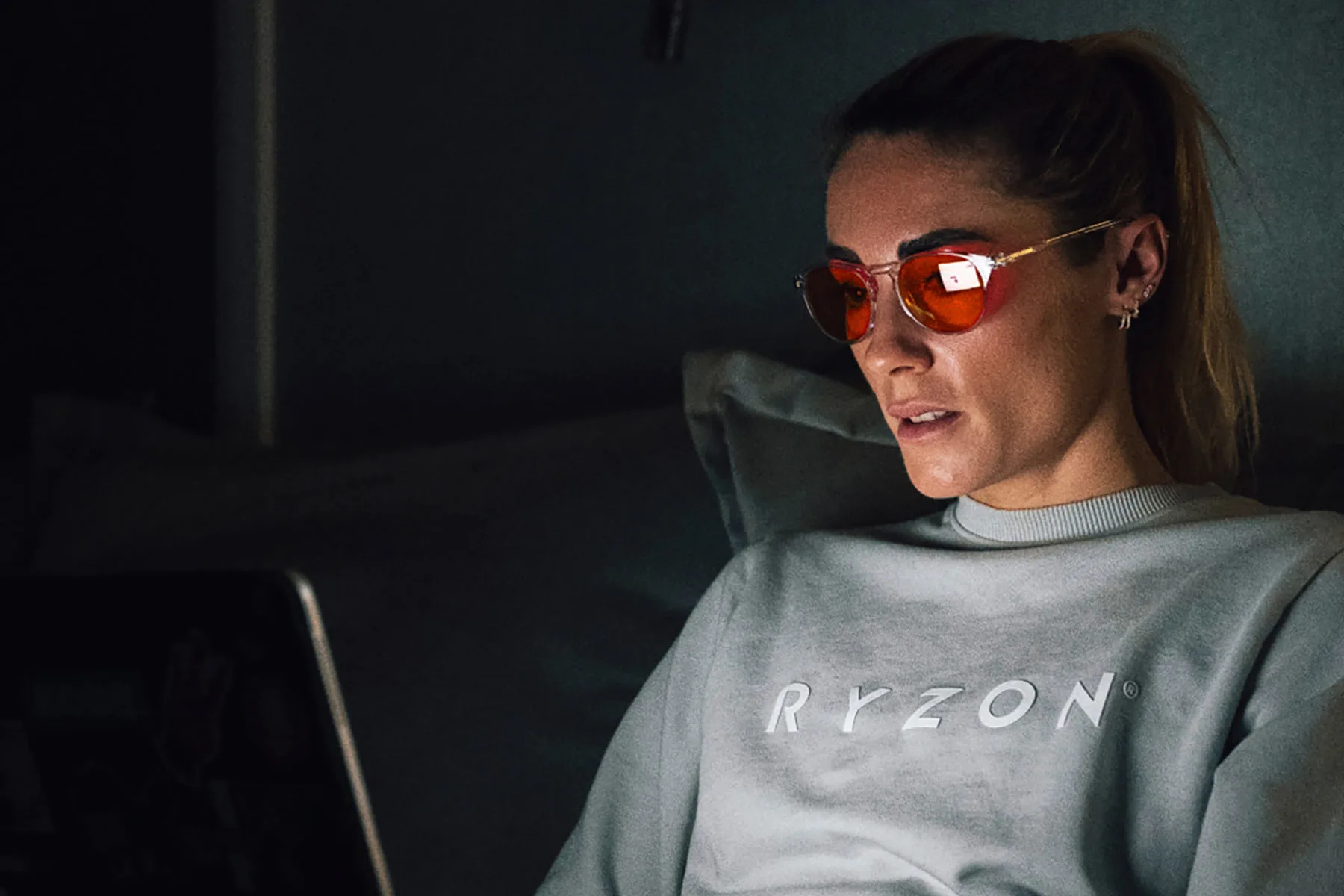 Relájese con las lentes rojas ROKA x Huberman Lab para mejorar el sueño, el estrés y el estado de ánimo