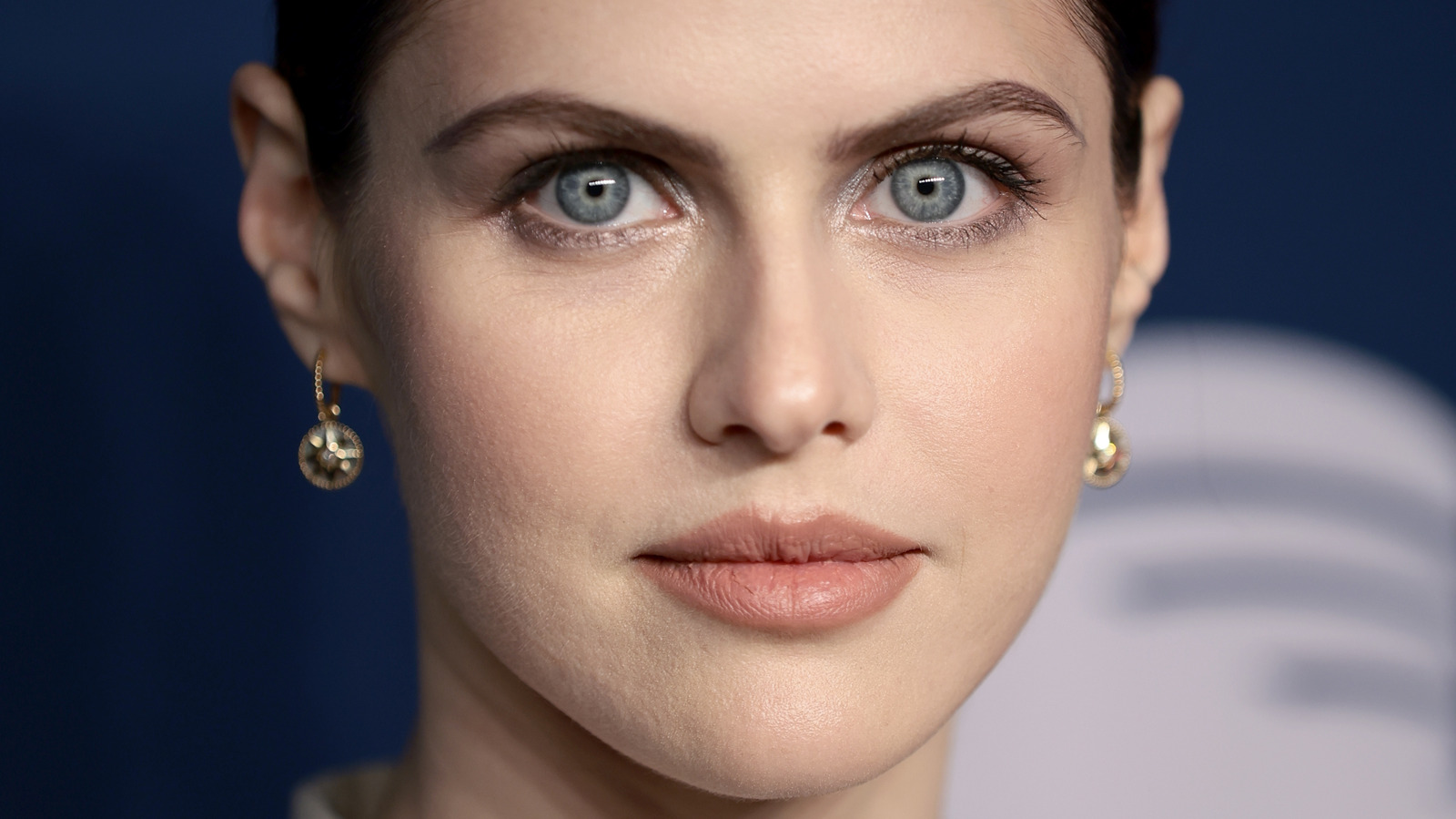 La transformación de Alexandra Daddario de la infancia al loto blanco