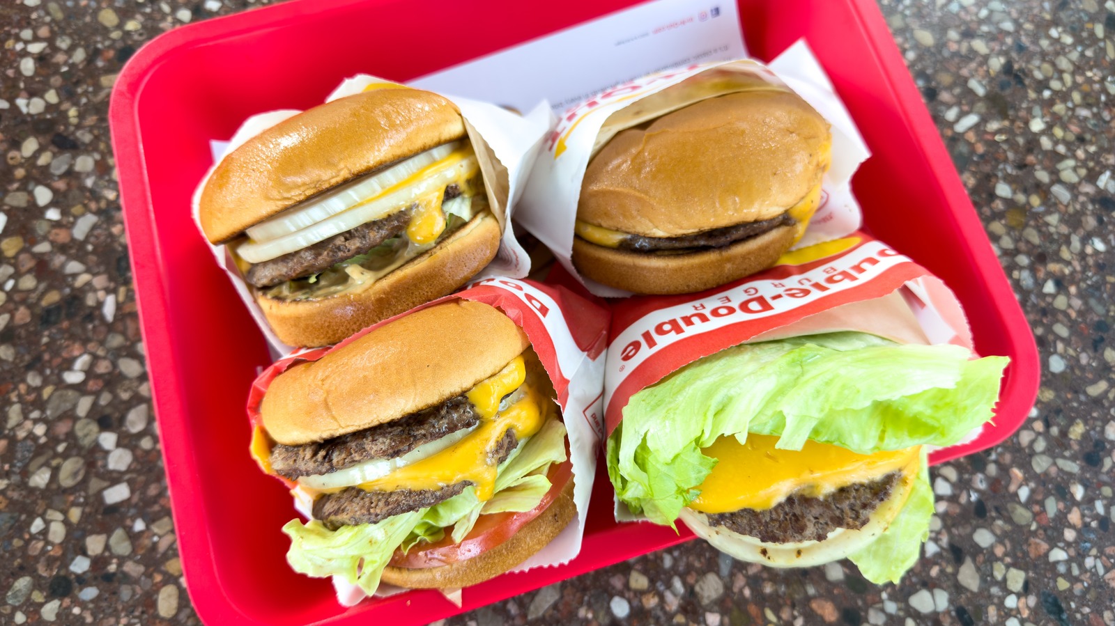7 cadenas de comida rápida que nunca usan hamburguesas congeladas y 5 que sí lo hacen