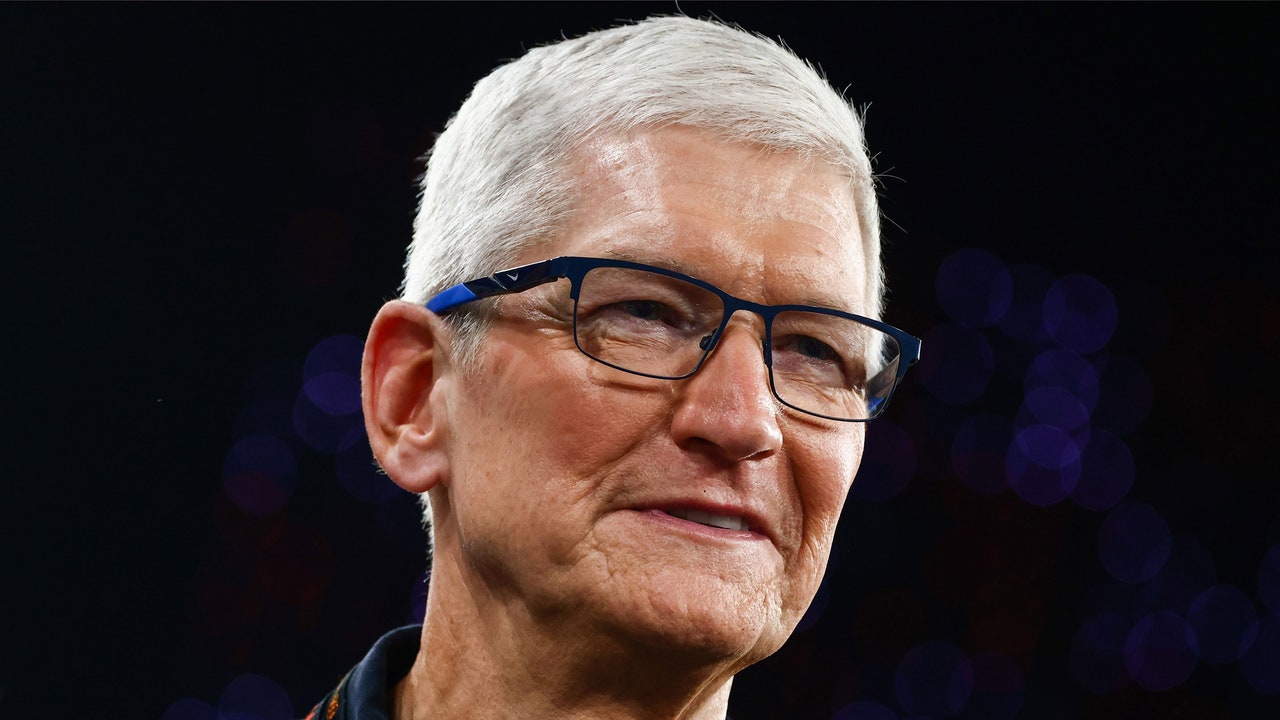 El director ejecutivo de Apple, Tim Cook, que anteriormente respaldó a los demócratas y los derechos LGBTQ+, dona 1 millón de dólares a la toma de posesión de Trump