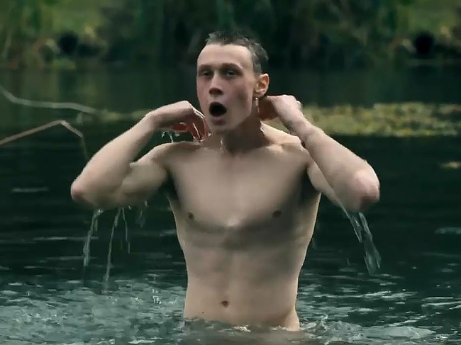 George MacKay expuso polla y sexo duro en The Outcast