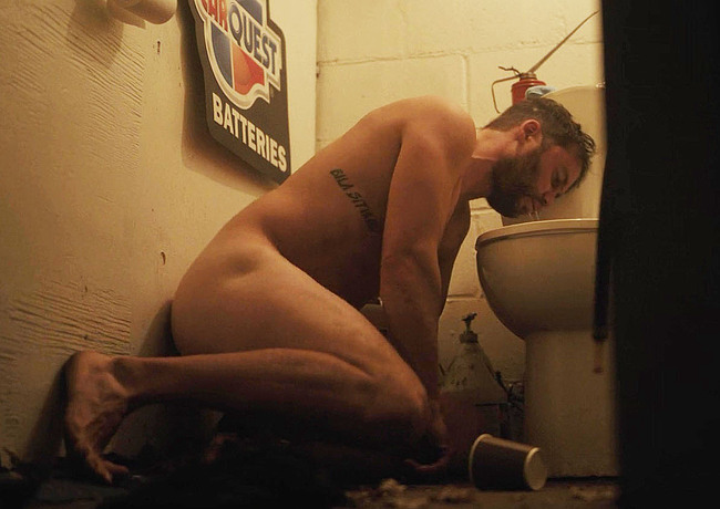 Taylor Kitsch escenas de desnudos y culos en Painkiller