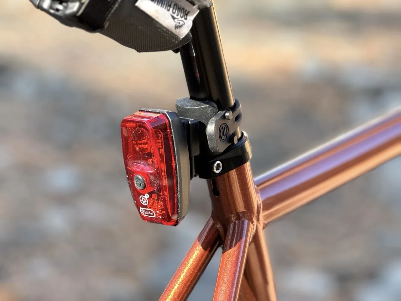 Agregue una luz de freno a su bicicleta con la gravedad de PDW más la luz trasera USB