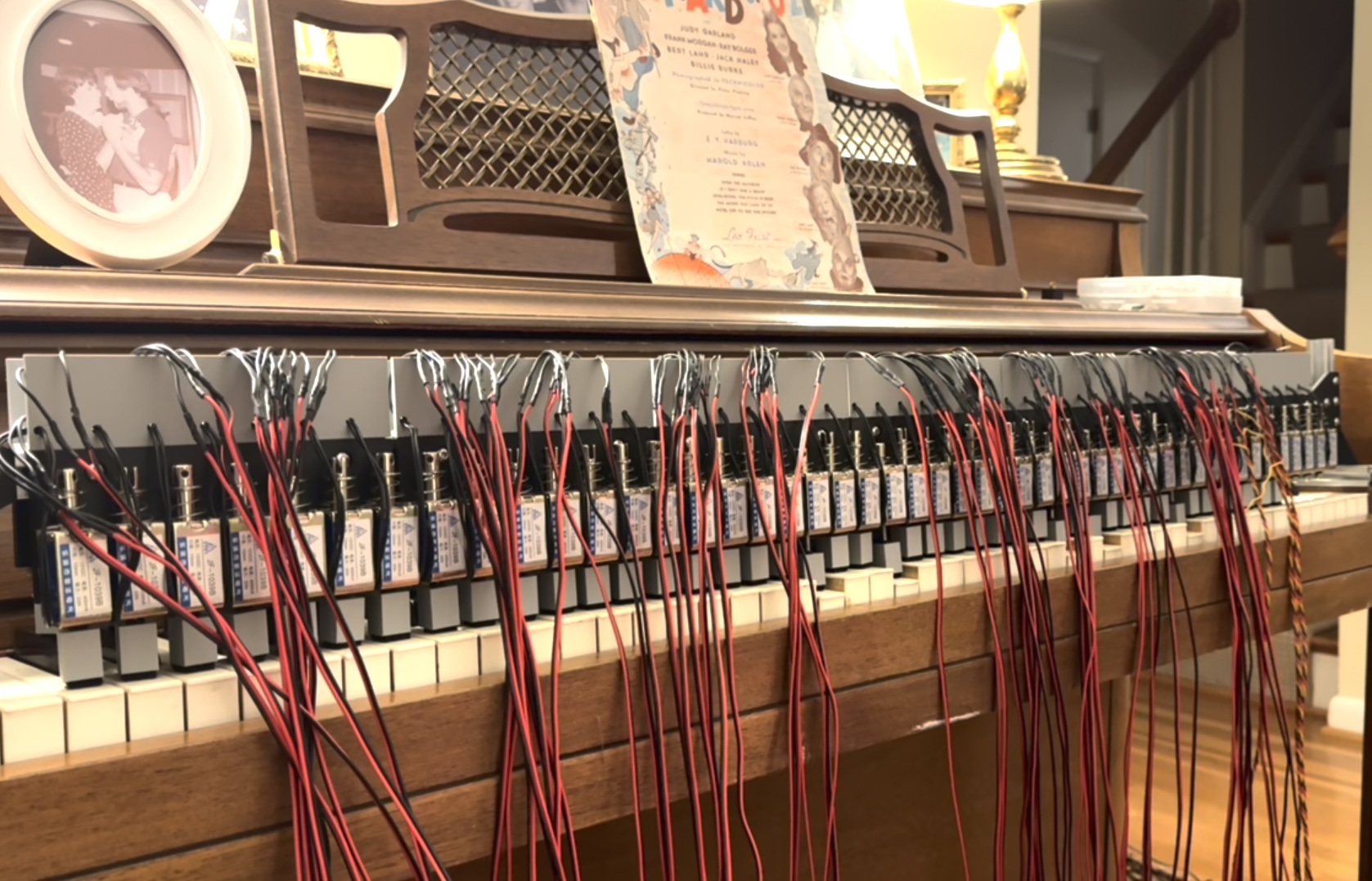 Este piano robótico tiene solenoides para las 88 teclas