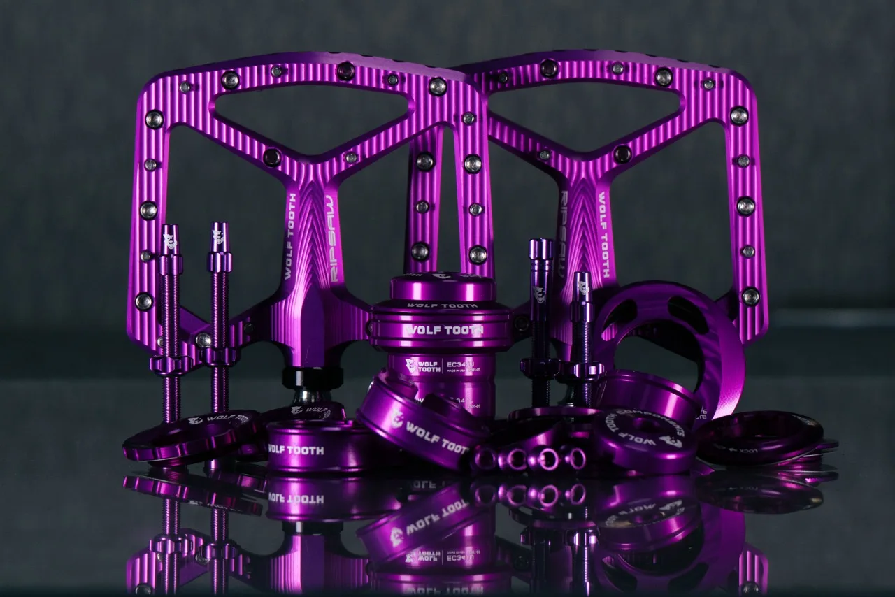 WTC se duplica en el púrpura ultravioleta, el púrpura estándar se desvanece