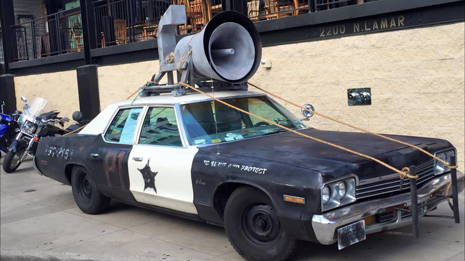 10 hechos sobre los emblemáticos hermanos de blues en 1974 Dodge Monaco ‘Bluesmobile’