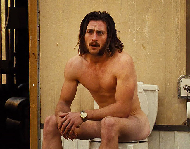 Aaron Taylor-Johnson atrapado desnudo en el baño