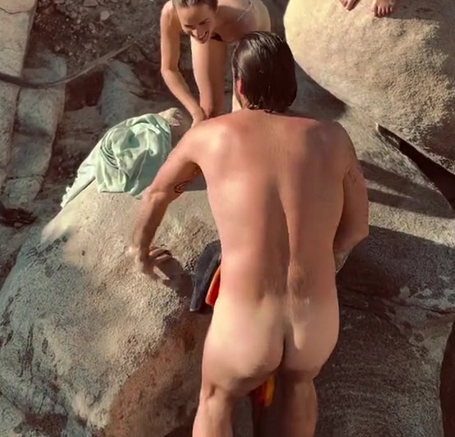Justin Chatwin cubriendo la polla y los momentos de culo desnudo