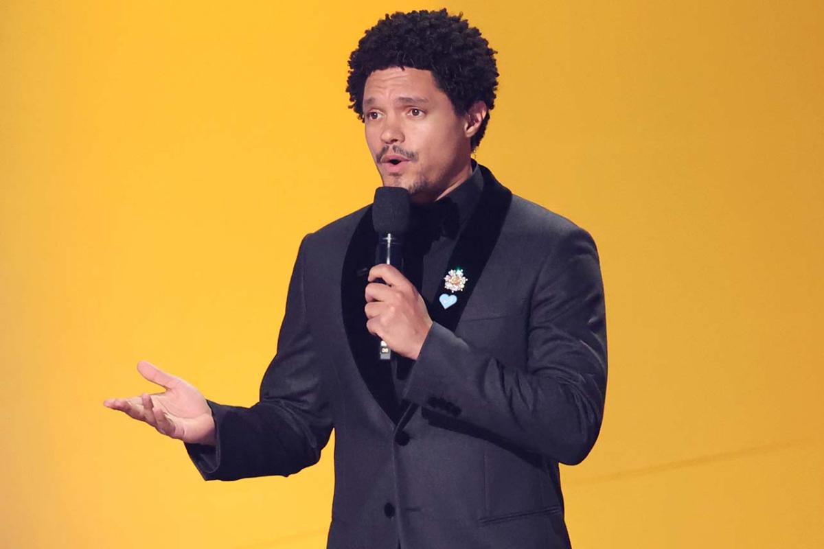 Trevor Noah toma fotos en la Casa Blanca durante el monólogo de Grammys: “Puede ser mi última vez que pueda organizar cualquier cosa”