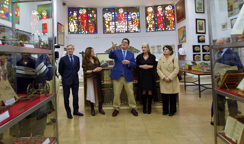 El IES San Isidoro de Sevilla abre su espacio expositivo con fondos bibliográficos que superan los 20.000 volúmenes