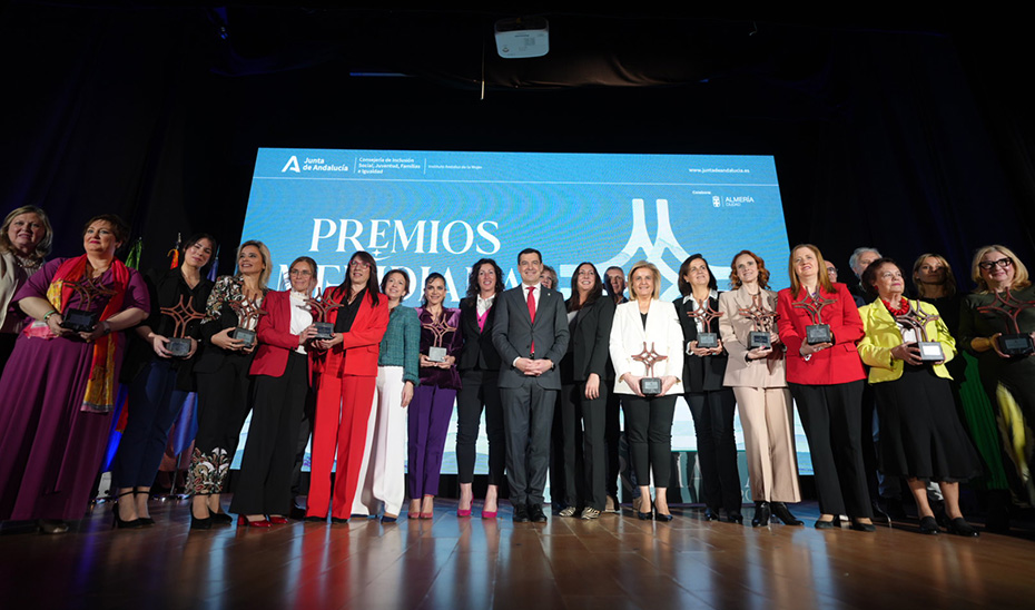 Moreno destaca que hay más emprendedoras que nunca y que la brecha salarial se reduce en 7 puntos: “Andalucía avanza en igualdad”