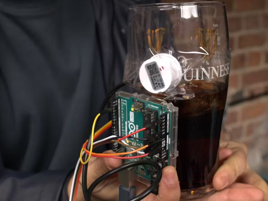Este dispositivo Arduino ayuda a “dividir el G” en una pinta de Guinness