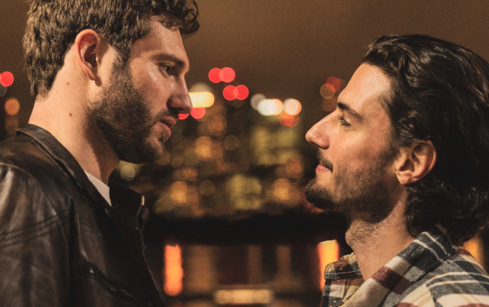 En el lado Alexander Lincoln protagoniza un trailer para el romance gay una noche como esta