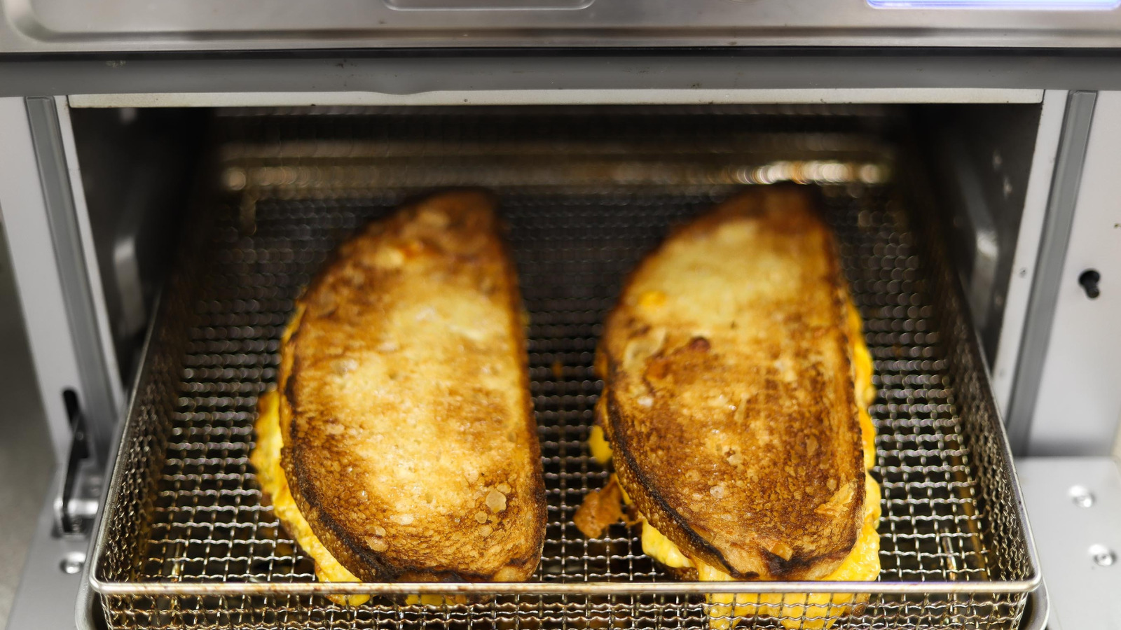 6 errores para evitar al hacer queso a la parrilla en la freidora de aire