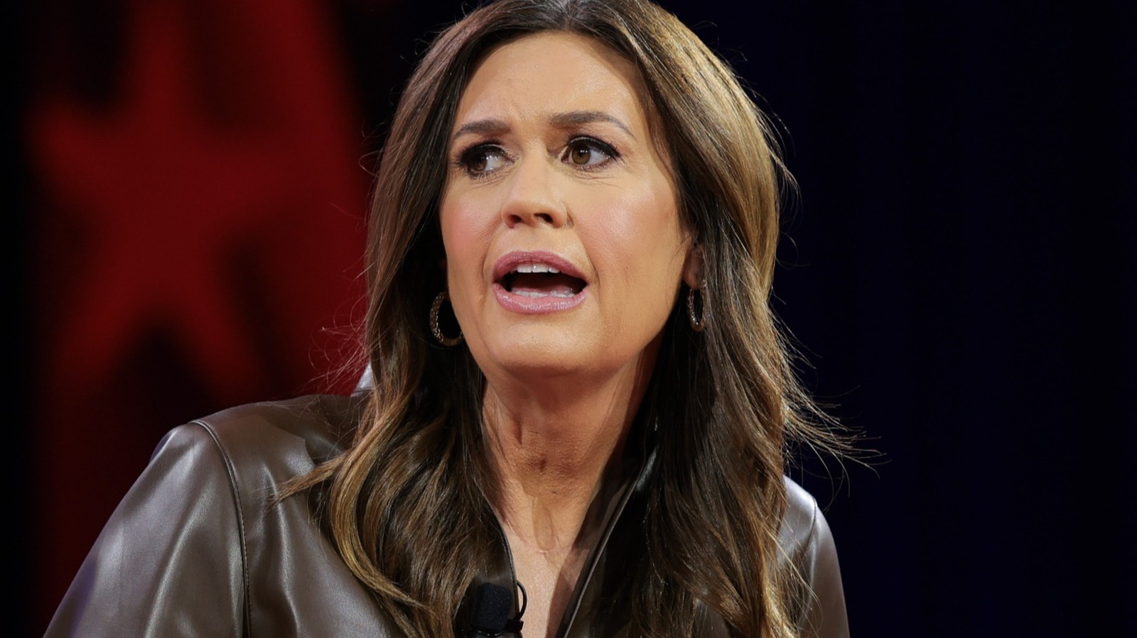 Sarah Huckabee Sanders ‘Chaugs que nos hacen cuestionar a su estilista (si incluso tiene uno)
