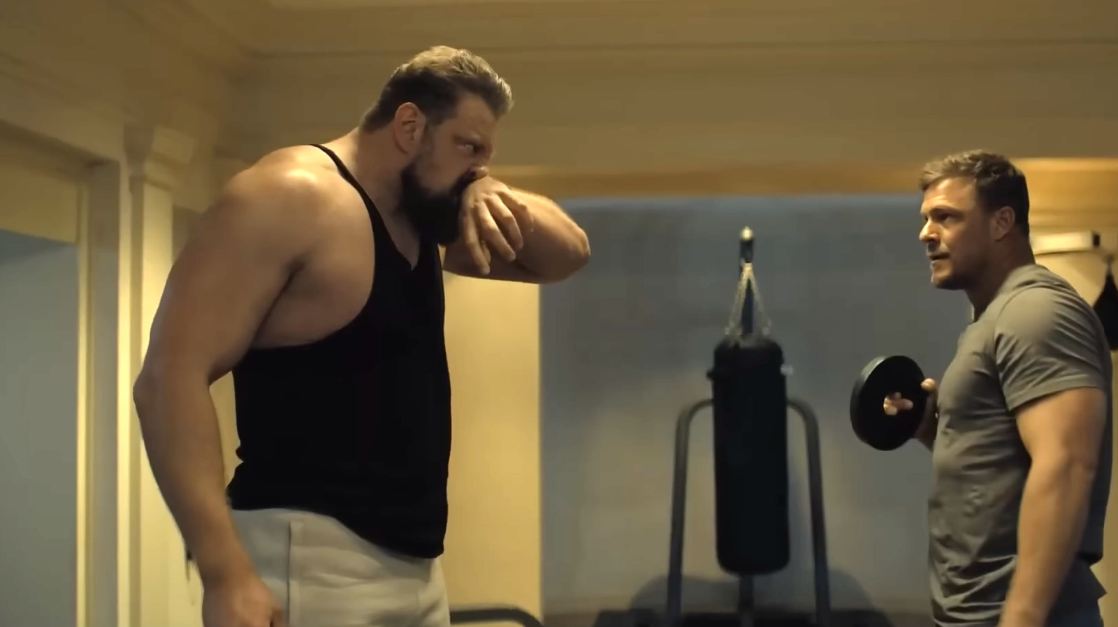 Alan Ritchson sufrió una lesión real en la final de la temporada 3 de alcance