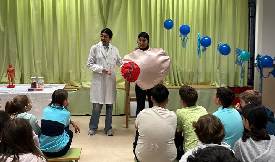 Un taller infantil acerca la investigación biomédica a escolares andaluces