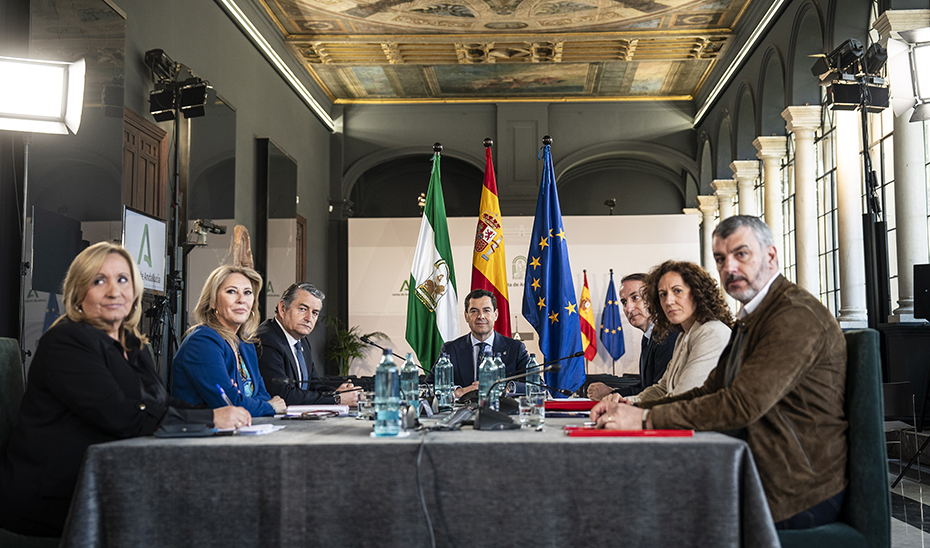 Moreno anuncia con UGT, CCOO y CEA un paquete de medidas para paliar los efectos de los aranceles en Andalucía