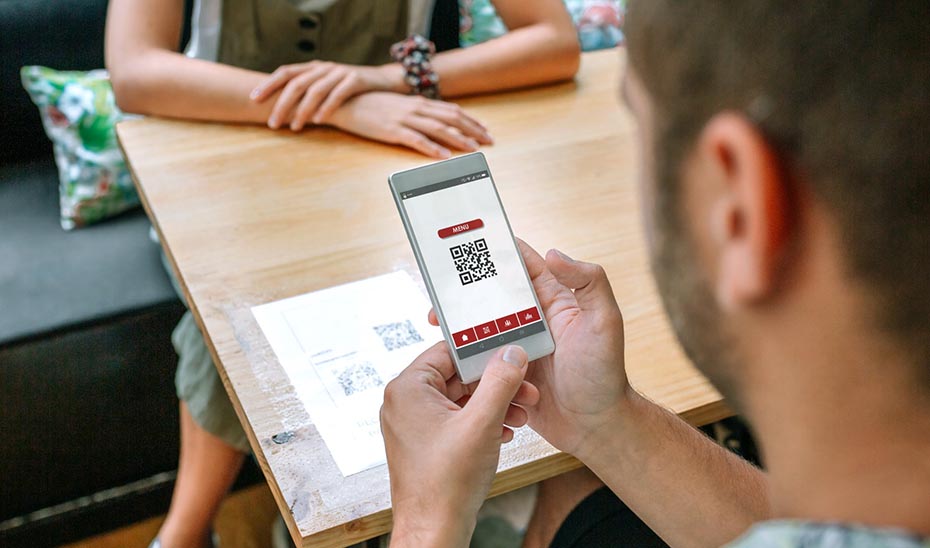 Consumo señala que es ilegal que el restaurante ofrezca la carta solo mediante el Código QR