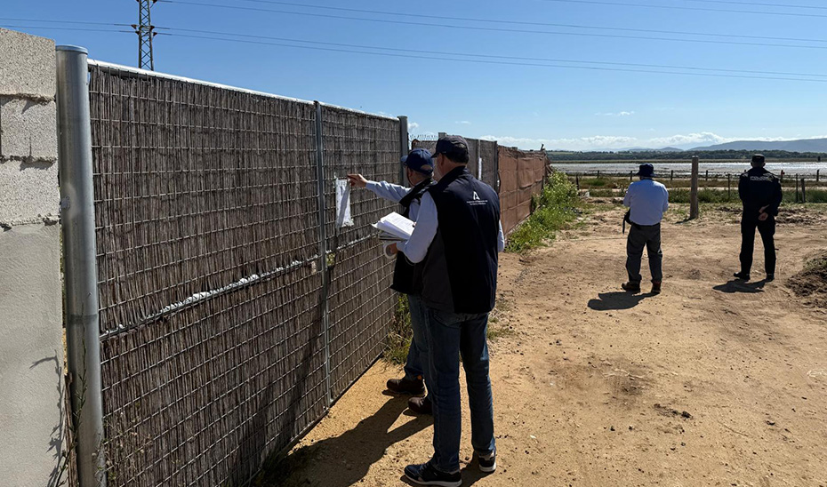 Paralizada la construcción de una urbanización ilegal en un suelo rústico junto a las Marismas de Barbate