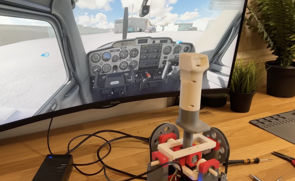 Este joystick de vuelo personalizado proporciona retroalimentación de fuerza con los motores de paso por paso