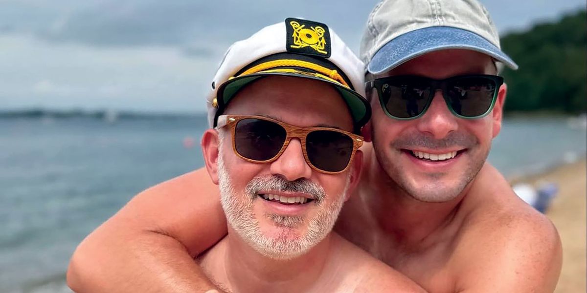 Cómo una pareja gay encontró un amor duradero mientras cruzaba el mundo