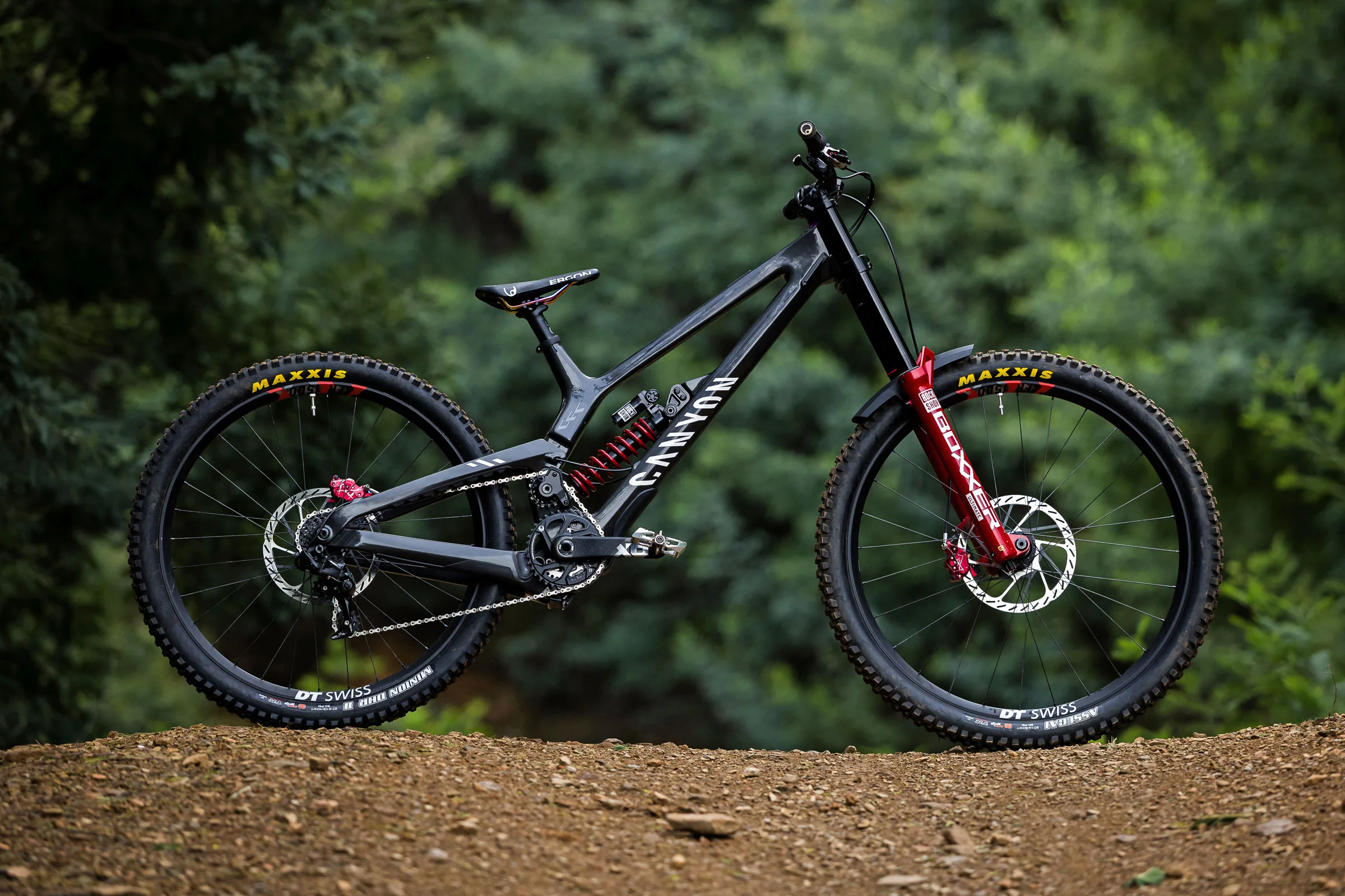 El remitente de carbono de carbono de pivote de cañón CFR DH Race Bike está listo para la Copa Mundial